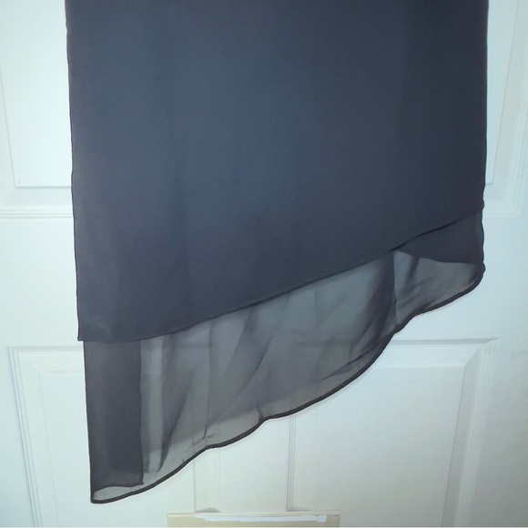 Sleeveless asymmetric black dress - Picture 4 of 7